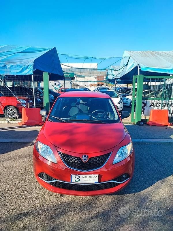 Usata Lancia Ypsilon Gold 69 CV (50 kW) 2015 Rosso Utilitaria