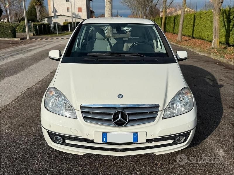 Bianco Usata 2012 Mercedes A180 Due volumi | 3100 € - Immagine 1/4