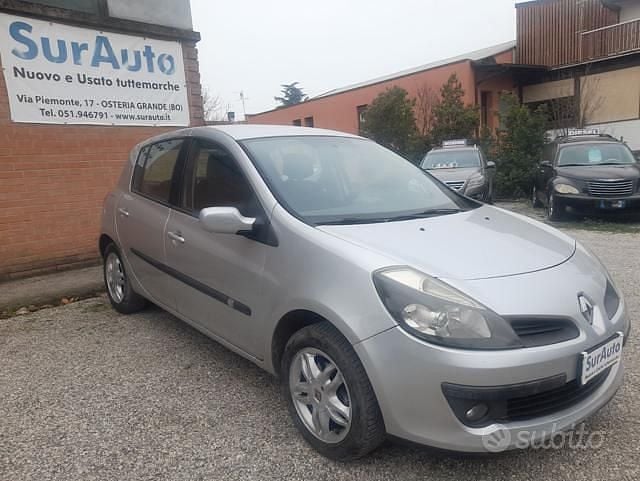 Usata Renault Clio II Luxe 75 CV (55 kW) 2006 Grigio Berlina