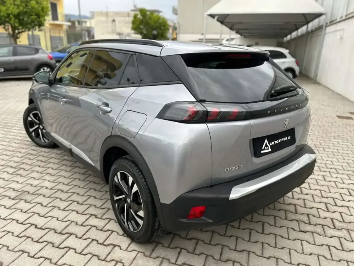 Usata Peugeot 2008 Allure 131 CV (96 kW) 2023 Grigio SUV