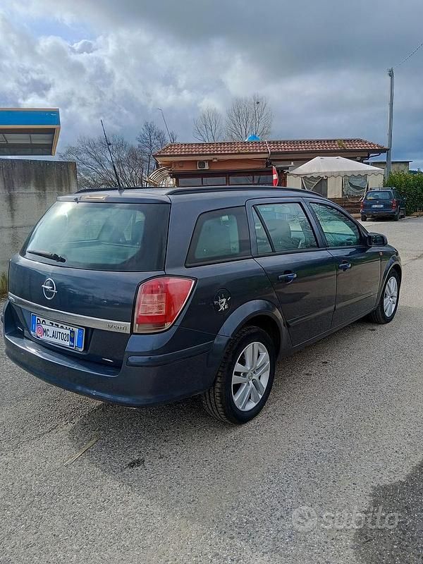 Usata Opel Astra 101 CV (74 kW) 2007 Blu Station wagon