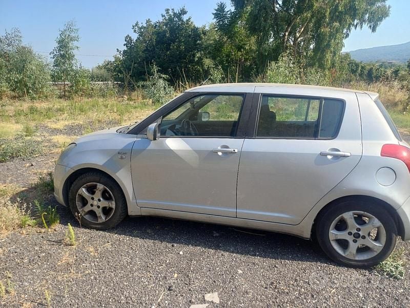 Usata Suzuki Swift 69 CV (50 kW) 2005 Grigio Utilitaria