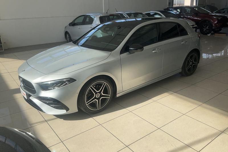 Argento Usata 2023 Mercedes A180 Premium Tre volumi | 32.199 € (Buon prezzo) - Immagine 1/4