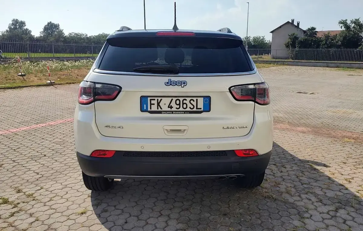 Usata Jeep Compass Limited 140 CV (102 kW) 2017 White / tetto gloss black SUV