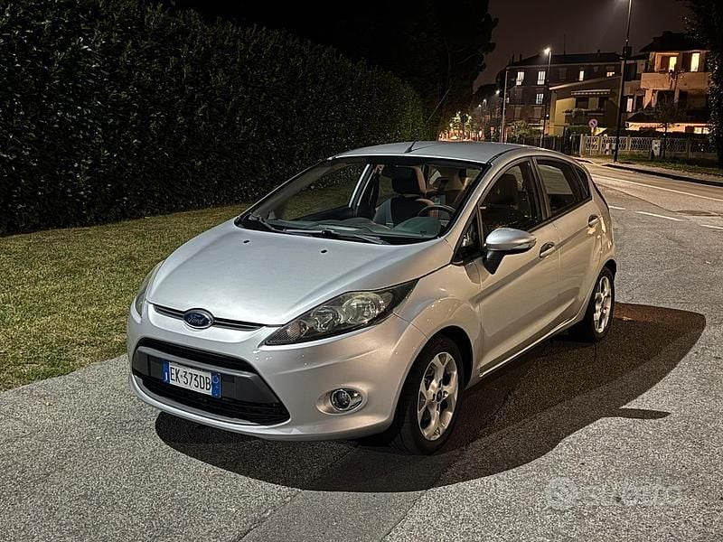 Usata Ford Fiesta Titanium 60 CV (44 kW) 2012 Grigio Utilitaria