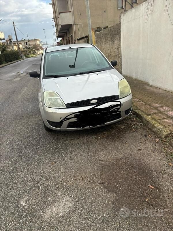 Grigio Usata 2004 Ford Fiesta Due volumi | 500 € (Super prezzo) - Immagine 1/4