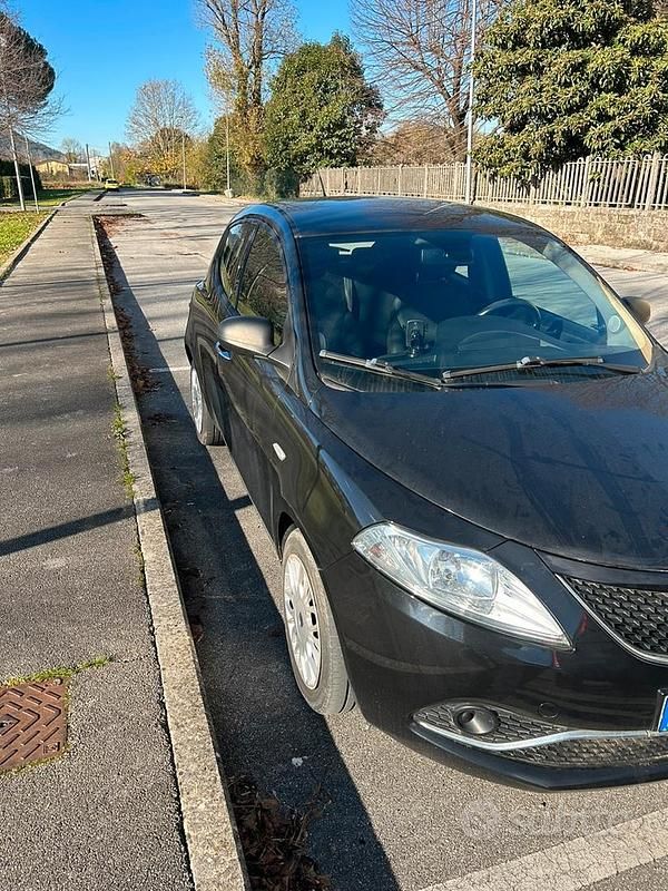 Usata Lancia Ypsilon Silver 69 CV (50 kW) 2015 Nero Utilitaria
