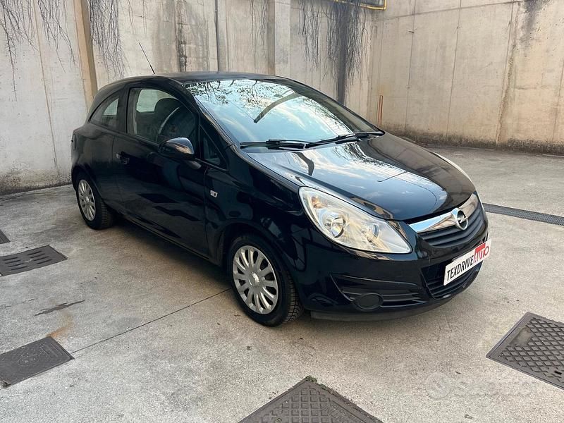 Nero Usata 2009 Opel Corsa Club Tre volumi | 3500 € (Buon prezzo) - Immagine 1/4