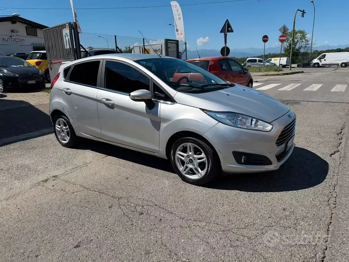 Usata Ford Fiesta Titanium 97 CV (71 kW) 2014 Grigio Utilitaria