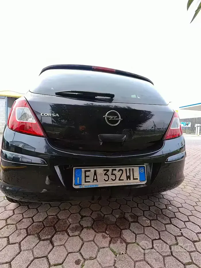 Usata Opel Corsa 80 CV (58 kW) 2010 Nero Utilitaria