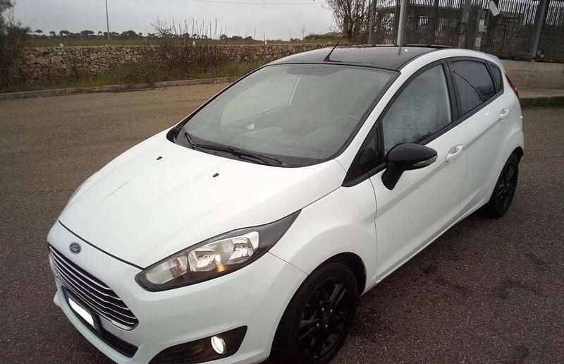 Usata 2015 Ford Fiesta Titanium Due volumi | 7000 € (Buon prezzo) - Immagine 1/4