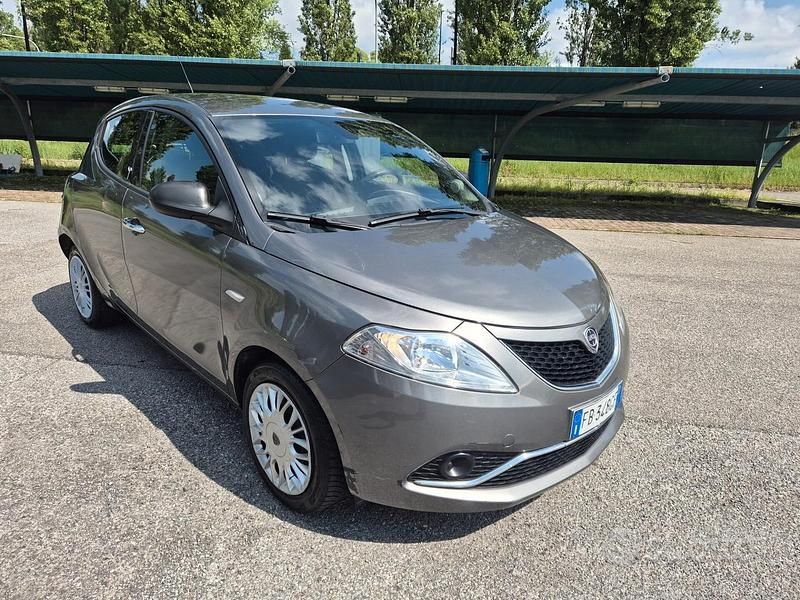 Usata Lancia Ypsilon 69 CV (50 kW) 2015 Grigio Utilitaria