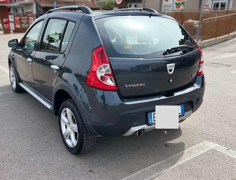 Usata Dacia Sandero Lauréate 68 CV (50 kW) 2011 Berlina