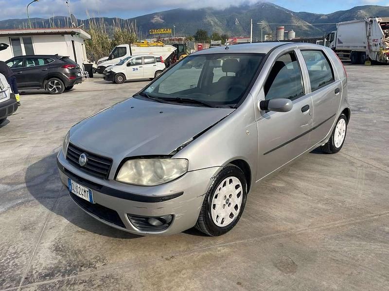 Usata Fiat Punto Dynamic 69 CV (50 kW) 2004 Grigio Utilitaria