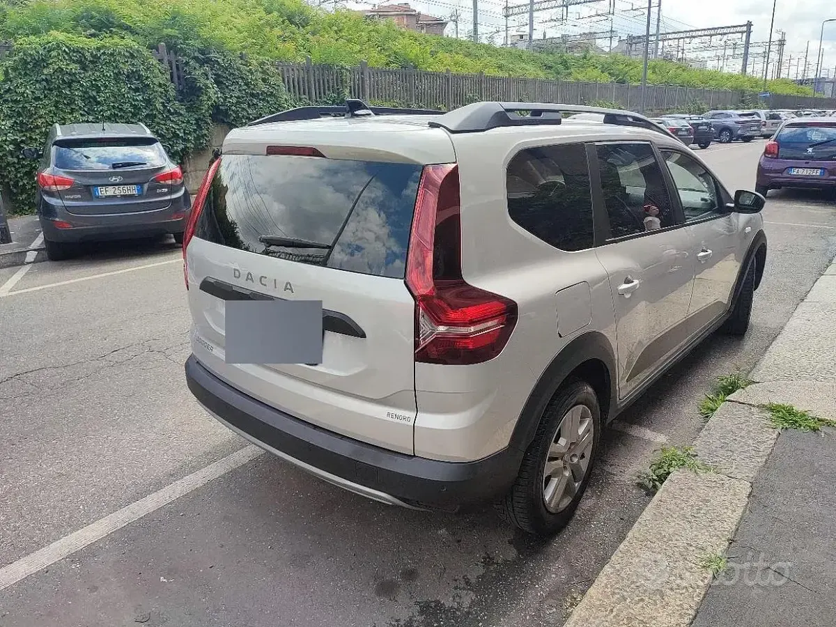 Usata Dacia Jogger Comfort 101 CV (74 kW) 2022 Grigio Monovolume