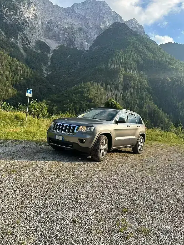 Usata Jeep Cherokee Overland 241 CV (177 kW) 2011 Grigio SUV