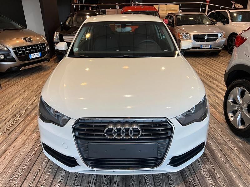 Bianco Usata 2012 Audi A1 Ambition Tre volumi | 8690 € (Buon prezzo) - Immagine 1/4