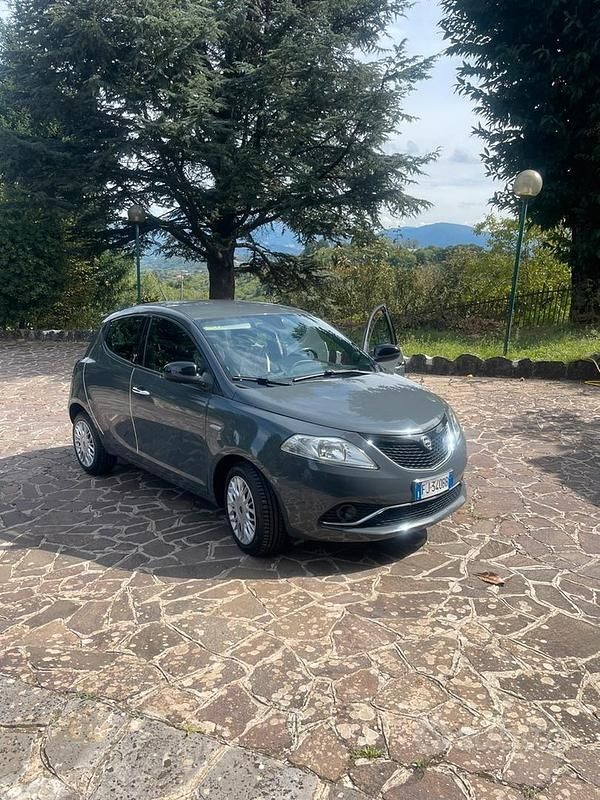 Usata Lancia Ypsilon Gold 69 CV (50 kW) 2017 Grigio Utilitaria