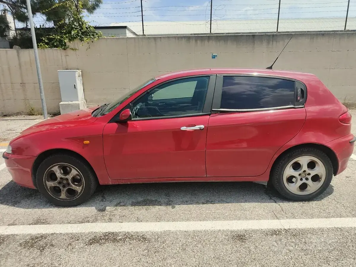 Usata Alfa Romeo 147 120 CV (88 kW) 2001 Rosso Utilitaria