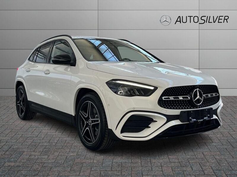 Nero / pastello Usata 2024 Mercedes GLA180 SUV | 37.899 € (Buon prezzo) - Immagine 1/3
