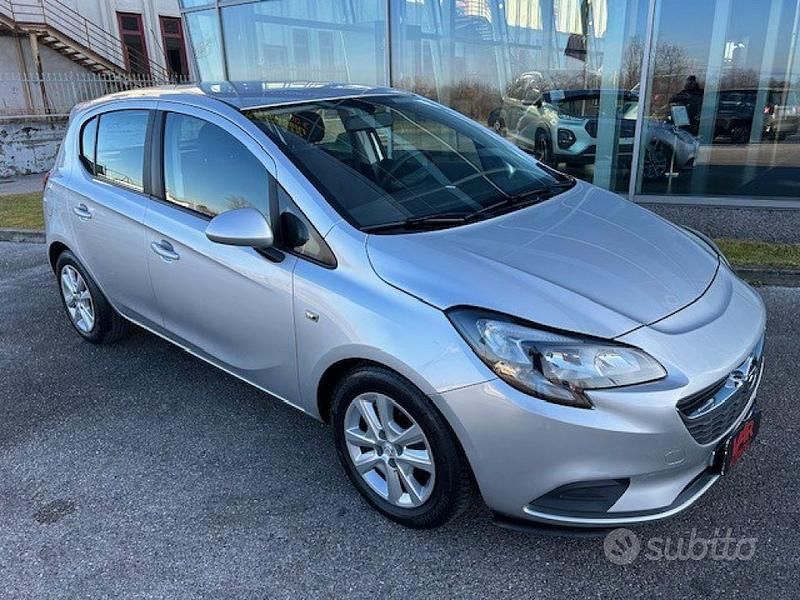 Argento metallizzato Usata 2015 Opel Corsa Cosmo Tre volumi | 8249 € (Buon prezzo) - Immagine 1/4