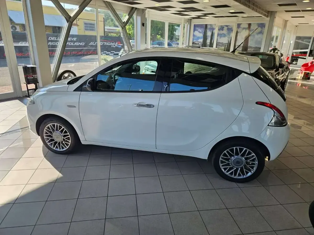 Usata Lancia Ypsilon Gold 95 CV (69 kW) 2012 Bianco Utilitaria