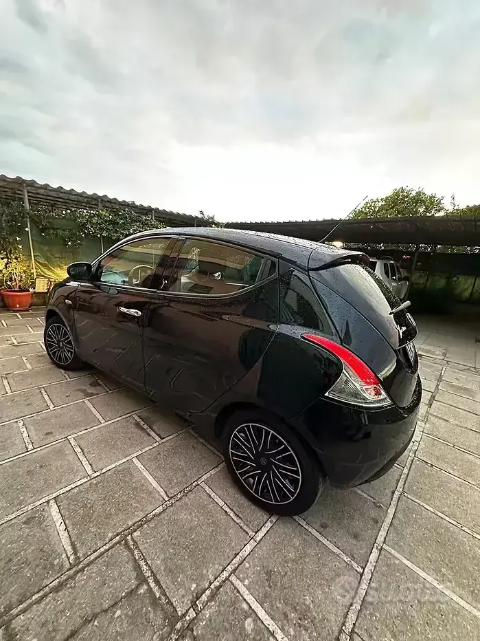 Usata Lancia Ypsilon 69 CV (50 kW) 2013 Nero Utilitaria