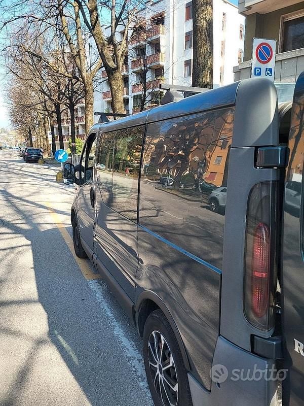 Usata Renault Trafic 82 CV (60 kW) 2006 Grigio Monovolume