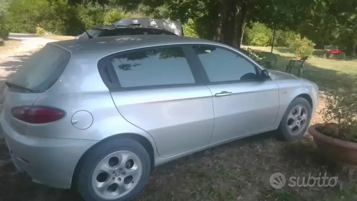Usata Alfa Romeo 147 105 CV (77 kW) 2007 Grigio Utilitaria