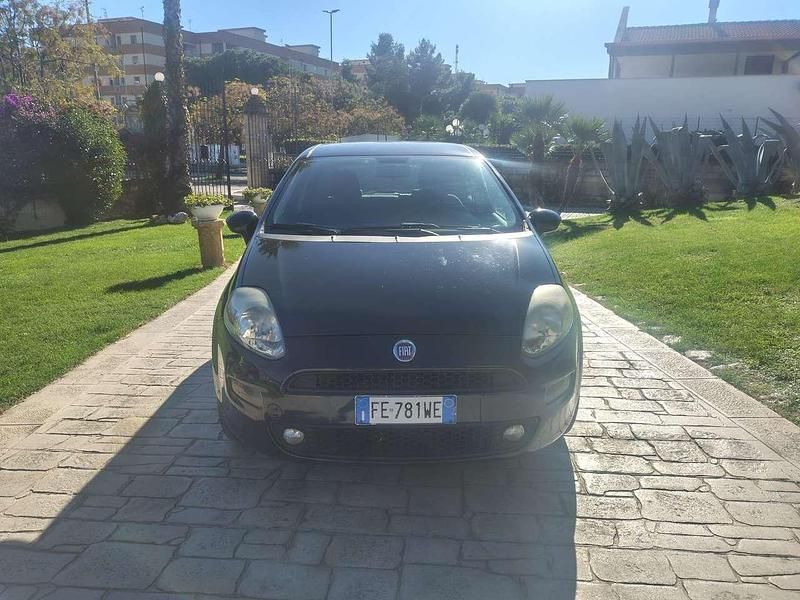 Blu/azzurro Usata 2016 Fiat Punto Young Tre volumi | 4800 € (Buon prezzo) - Immagine 1/4