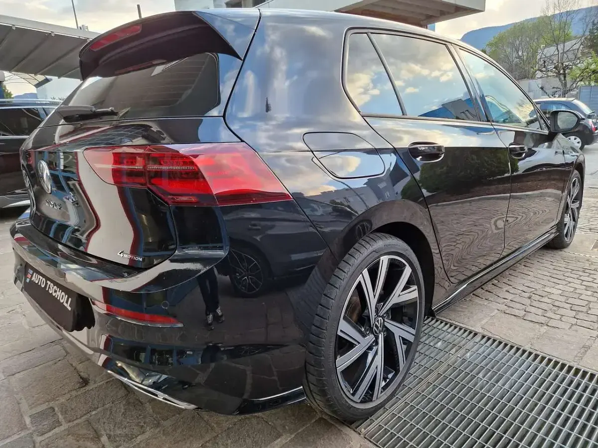 Usata VW Golf VIII R-line 190 CV (139 kW) 2022 Deep black perleffekt Berlina