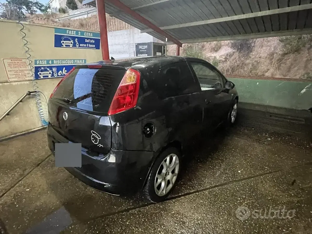Usata Fiat Grande Punto 90 CV (66 kW) 2005 Nero Utilitaria