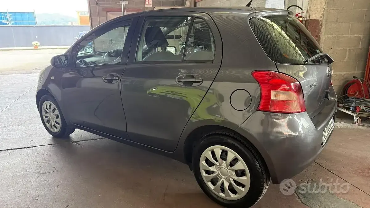 Begagnad Toyota Yaris Sol 87 HK (63 kW) 2008 Grå Halvkombi