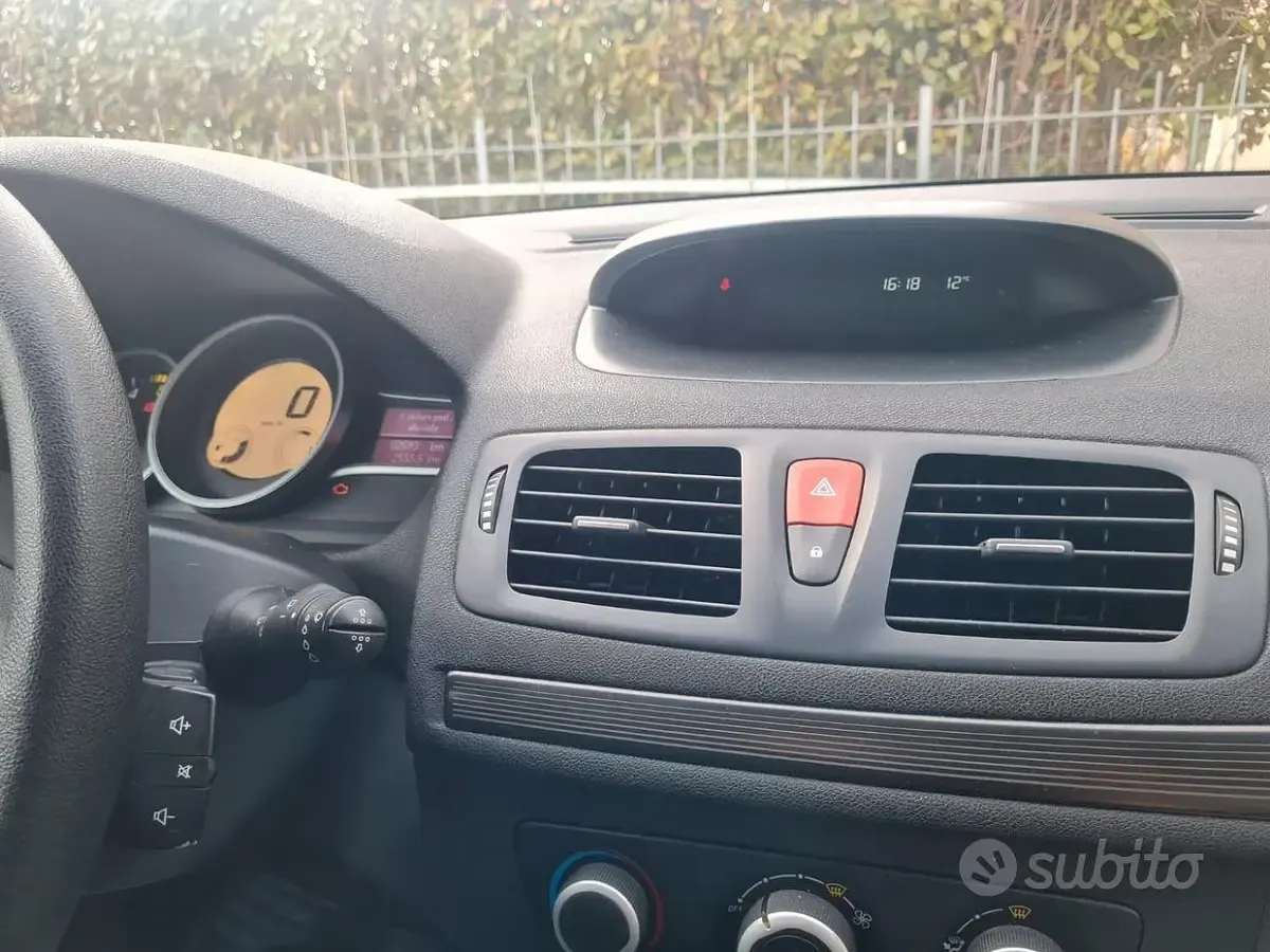 Usata Renault Mégane III 90 CV (66 kW) 2009 Grigio Berlina
