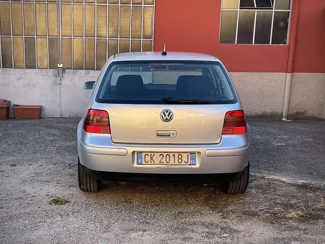 Usata VW Golf IV 105 CV (77 kW) 2003 Grigio Utilitaria