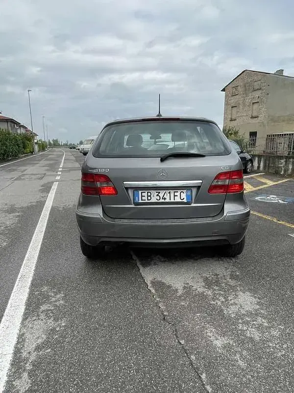 Usata Mercedes 180 109 CV (80 kW) 2010 Grigio Berlina