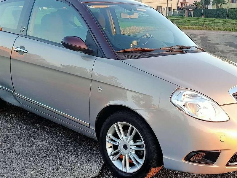 Usata Lancia Ypsilon 60 CV (44 kW) 2008 Oro Utilitaria