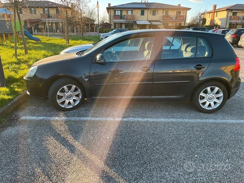 Usata VW Golf V 115 CV (84 kW) 2005 Nero Utilitaria