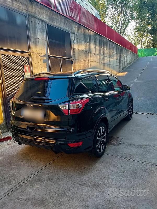 Usata Ford Kuga 150 CV (110 kW) 2019 Nero SUV