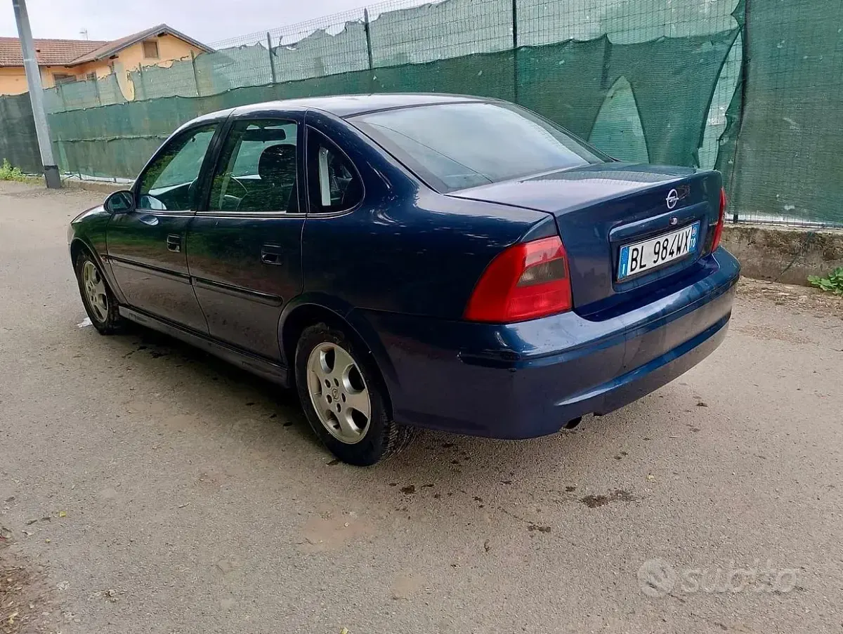 Usata Opel Vectra Edition 101 CV (74 kW) 2000 Blu Berlina