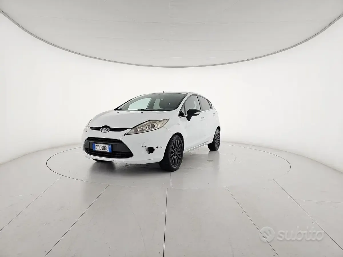 Usata Ford Fiesta 68 CV (50 kW) 2009 Bianco Berlina