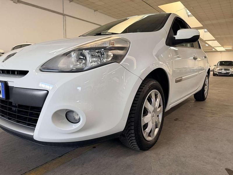Usata Renault Clio III Dynamique 75 CV (55 kW) 2009 Bianco Berlina