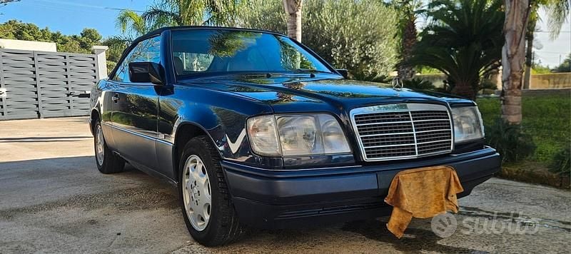 Usata Mercedes E200 136 CV (100 kW) 1995 Blu Cabrio