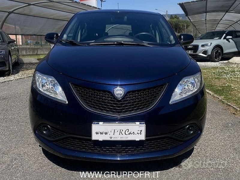 Usata Lancia Ypsilon Gold 69 CV (50 kW) 2018 Blu Utilitaria