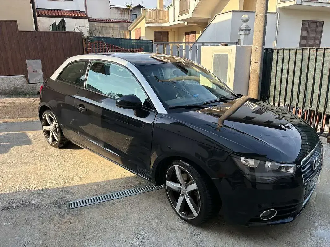 Usata Audi A1 Attraction 105 CV (77 kW) 2011 Nero Utilitaria