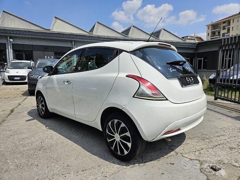 Usata Lancia Ypsilon 69 CV (50 kW) 2016 Bianco Utilitaria