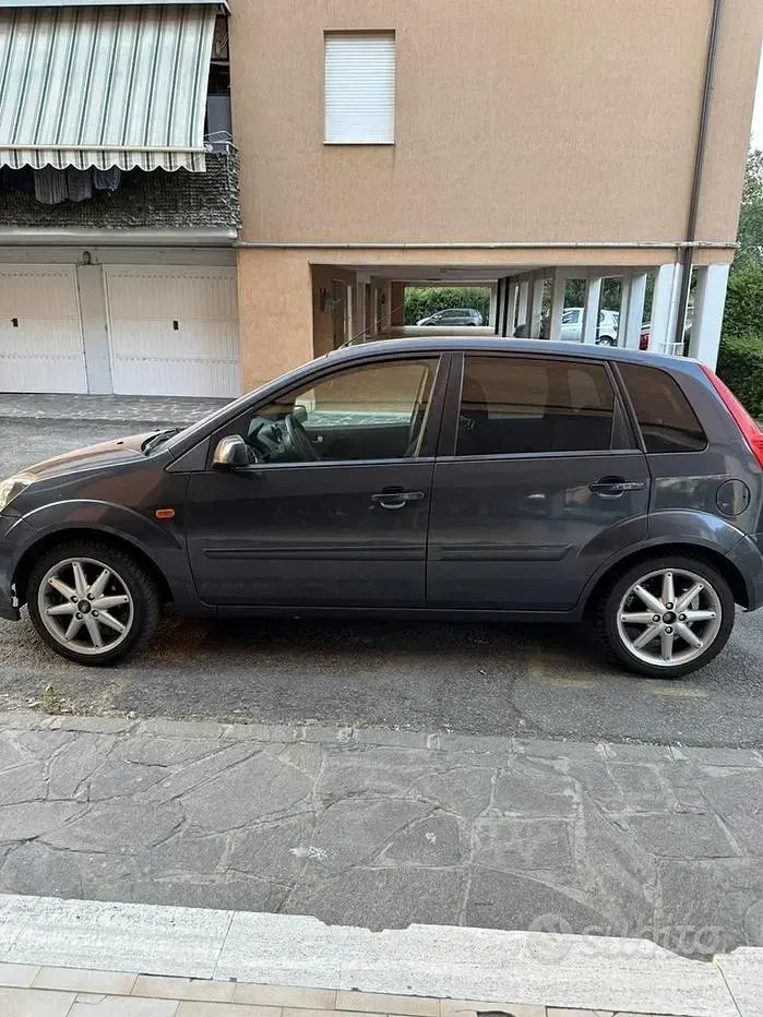 Usata Ford Fiesta 75 CV (55 kW) 2007 Nero Utilitaria