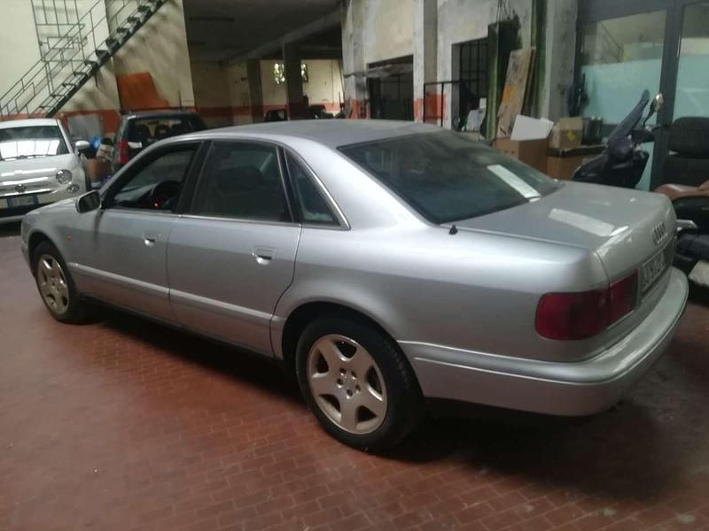 Usata Audi A8 150 CV (110 kW) 1998 Argento Berlina