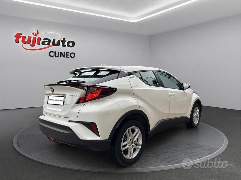 Usata Toyota C-HR Active 166 CV (122 kW) 2023 Solid white SUV