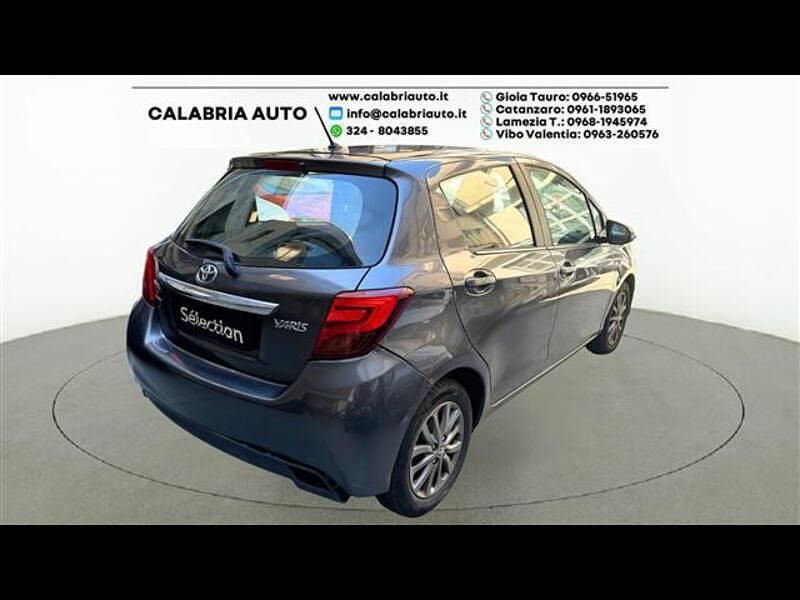 Usata Toyota Yaris Lounge 90 CV (66 kW) 2016 Grigio scuro Berlina